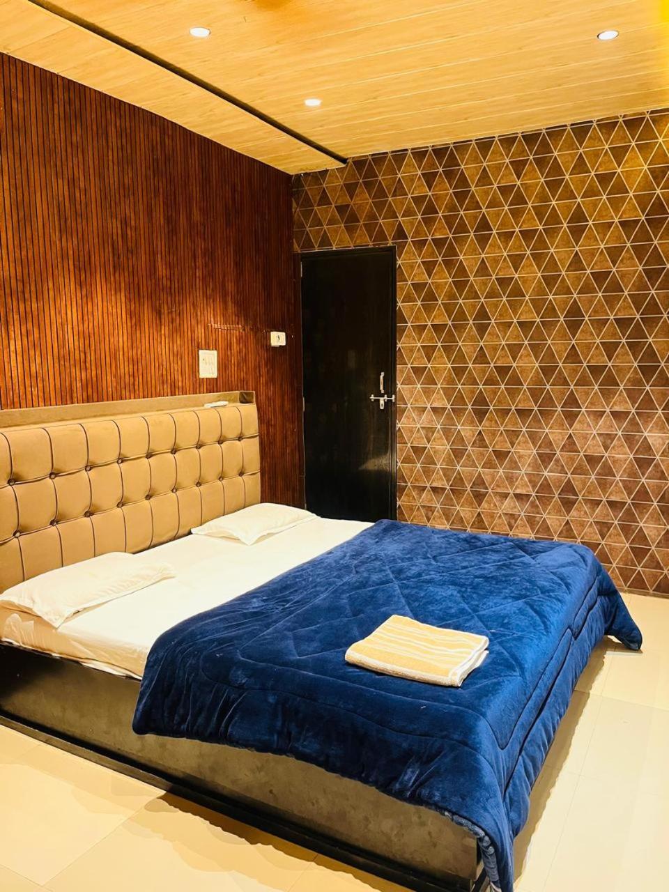 Pallav Guest House Ujjain Extérieur photo